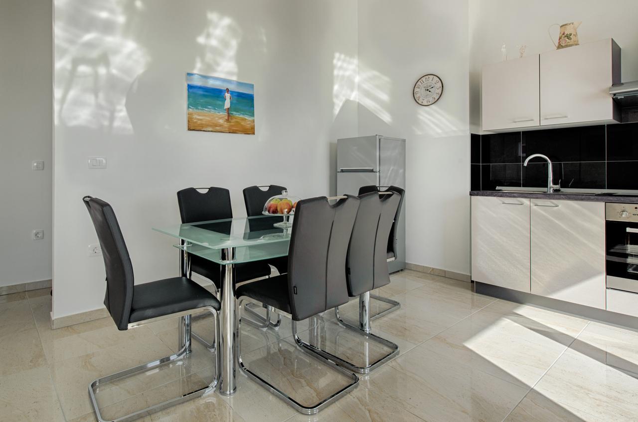 Cezar Luxury Apartment โอมิช ภายนอก รูปภาพ