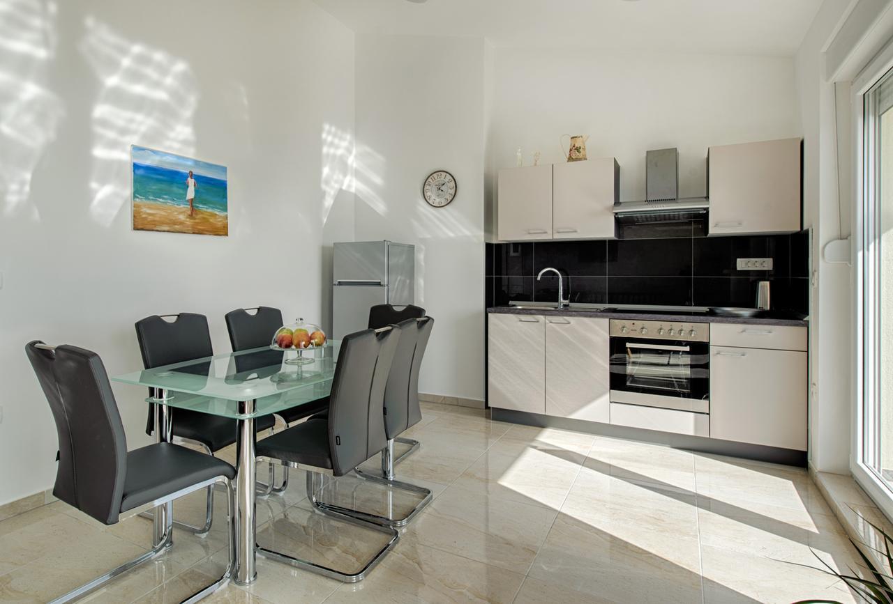 Cezar Luxury Apartment โอมิช ภายนอก รูปภาพ
