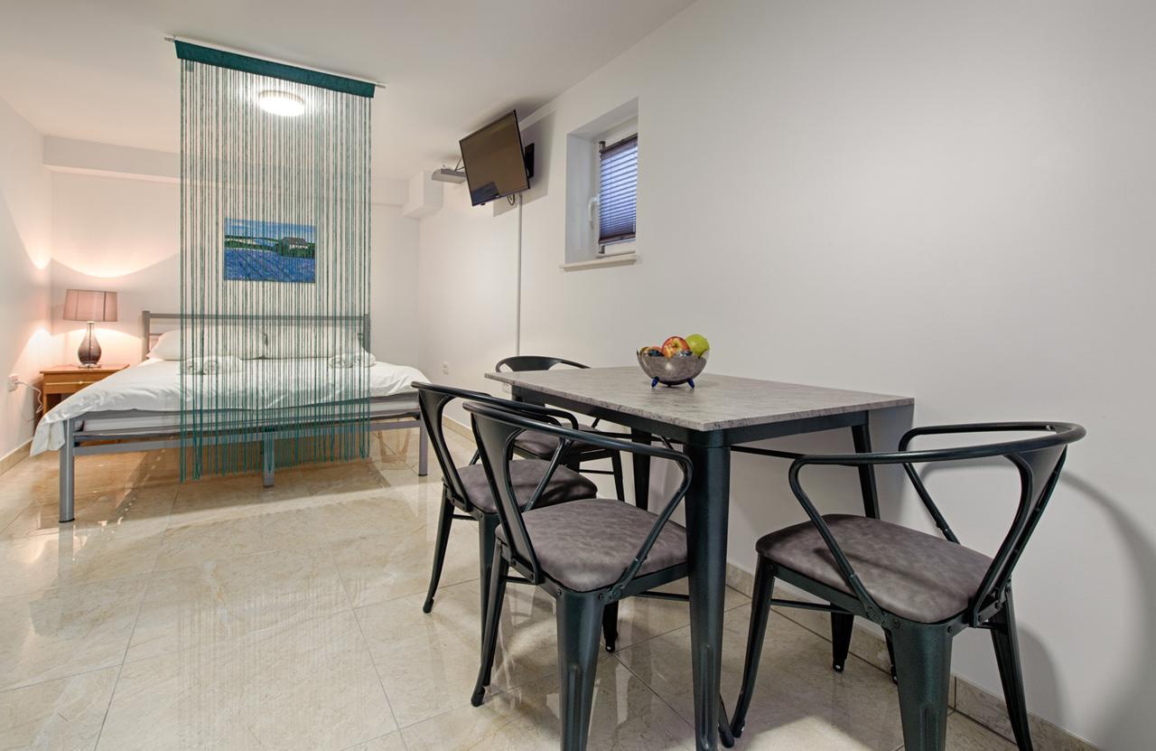 Cezar Luxury Apartment โอมิช ภายนอก รูปภาพ