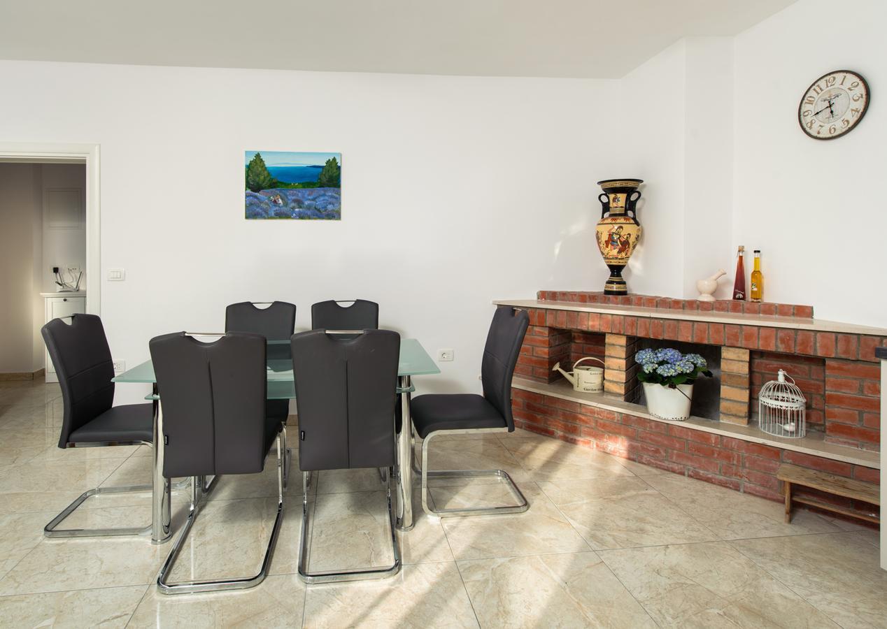 Cezar Luxury Apartment โอมิช ภายนอก รูปภาพ